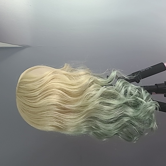 Custom dyed Synthetic blonde wig - Picture 8 of 10